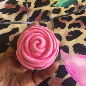 🚨 5/$20 Adorable Rose Shaped False Eyelash Storage Compact